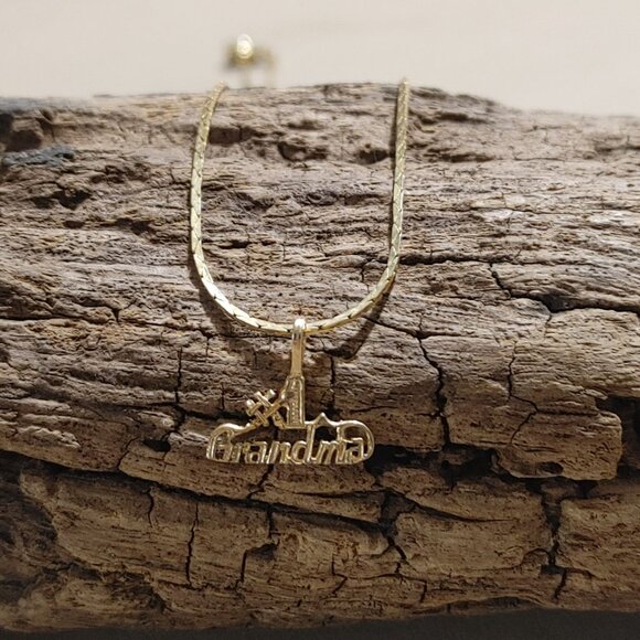 14K Yellow Gold Charm Pendant Number One Grandma 0.36g - Picture 1 of 11